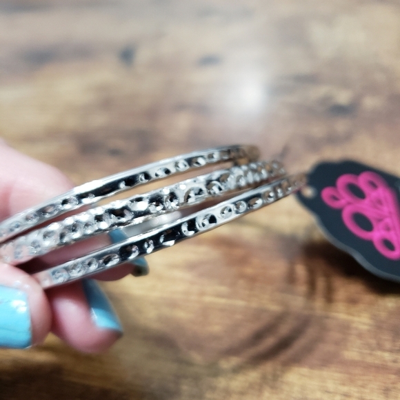3/$15 New paparazzi silver tone bracelet bangle set of 3 - Picture 4 of 5